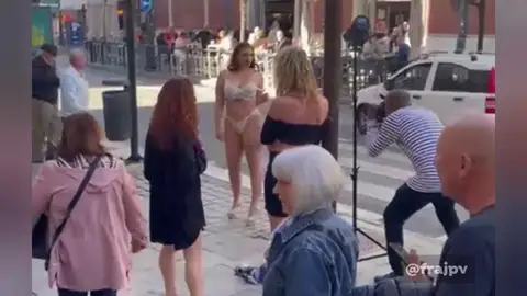 Polémica en Málaga por una sesión de fotos de modelos semidesnudas en plena calle Polémica en Málaga por una sesión de fotos de modelos semidesnudas en plena calle