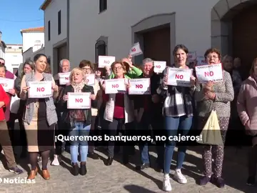 La España Vaciada se vacía de bancos y de cajeros. La España Vaciada se vacía de bancos y de cajeros.