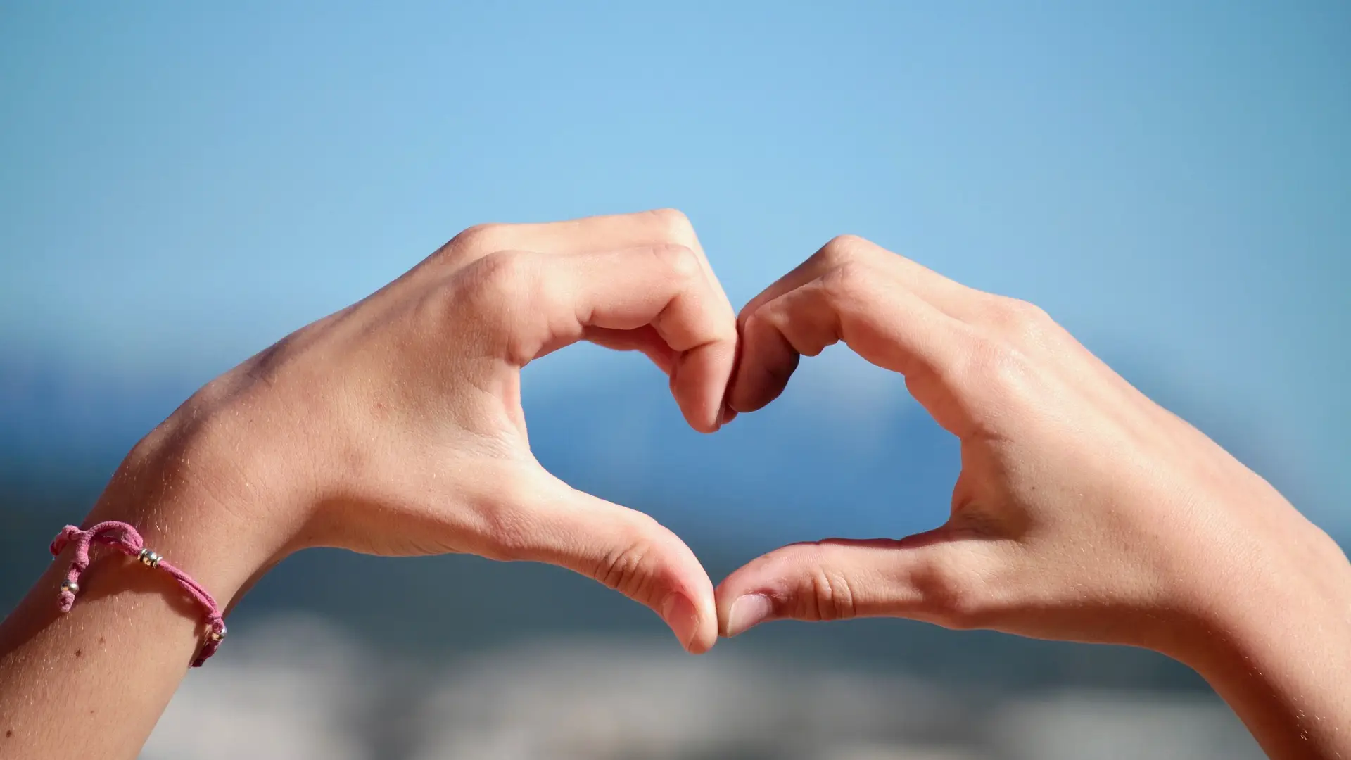 Dos manos formando un corazón Dos manos formando un corazón