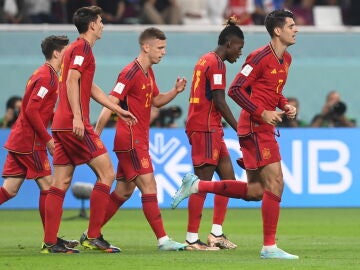 Los jugadores de España celebran el gol de Morata ante Japón