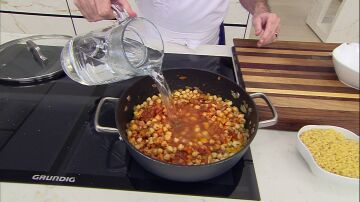 Añade los garbanzos y cubre con agua
