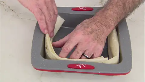 Introduce la pasta filo en el molde Pastelitos de pasta filo y pasas, de Arguiñano: "Este postre es fantasía pura"