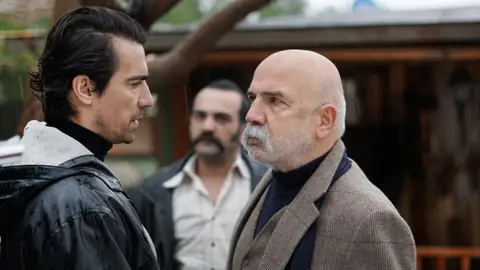 Mehmet y Çolak en el capítulo '121' de 'Tierra Amarga'. Mehmet y Çolak en el capítulo '121' de 'Tierra Amarga'.