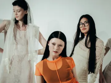 Tres modelos con vestidos confeccionados en tul Tres modelos con vestidos confeccionados en tul