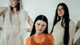 Tres modelos con vestidos confeccionados en tul