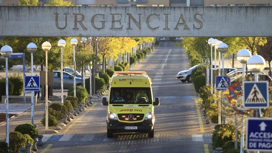 Una ambulancia llegando al hospital Una ambulancia llegando al hospital