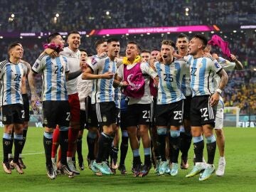 Argentina celebra el pase a cuartos de final tras derrotar por 2-1 a Australia