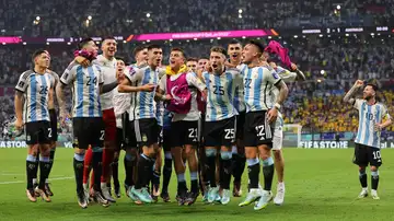 Argentina celebra el pase a cuartos de final tras derrotar por 2-1 a Australia