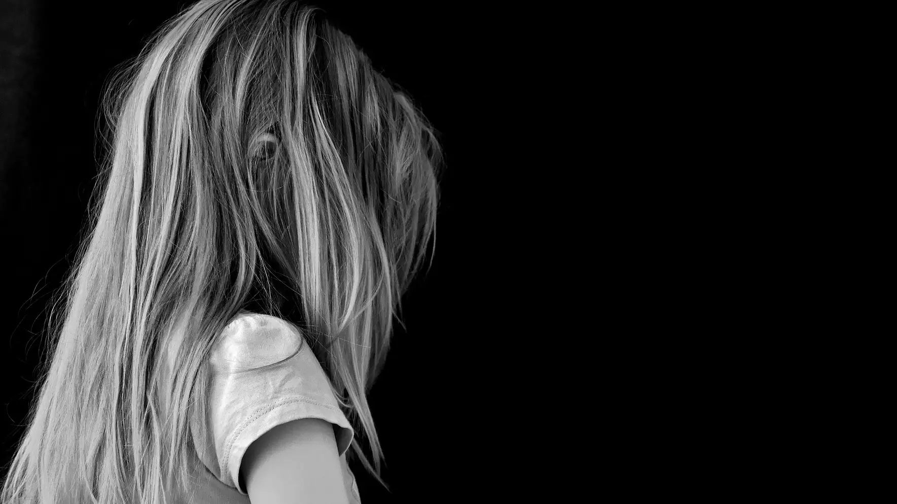 Una madre mete el cuerpo de su hija de 5 años en una caja y la utiliza como mesilla de noche Una madre mete el cuerpo de su hija de 5 años en una caja y la utiliza como mesilla de noche