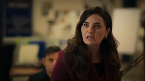 ¡Şengül, fuera de sí, tras descubrir que ha sido detenida por culpa de Ömer! :"Eres un traidor" ¡Şengül, fuera de sí, tras descubrir que ha sido detenida por culpa de Ömer! :"Eres un traidor"