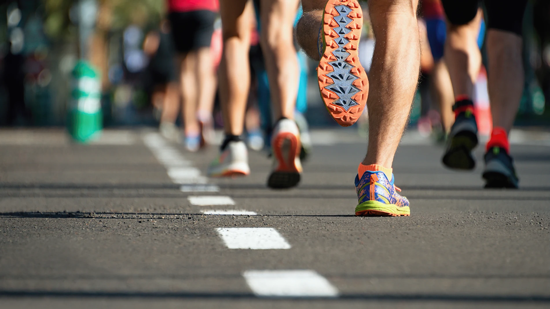 Personas corriendo en una maratón popular