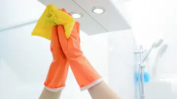Primer plano de una mano limpiando un espejo
