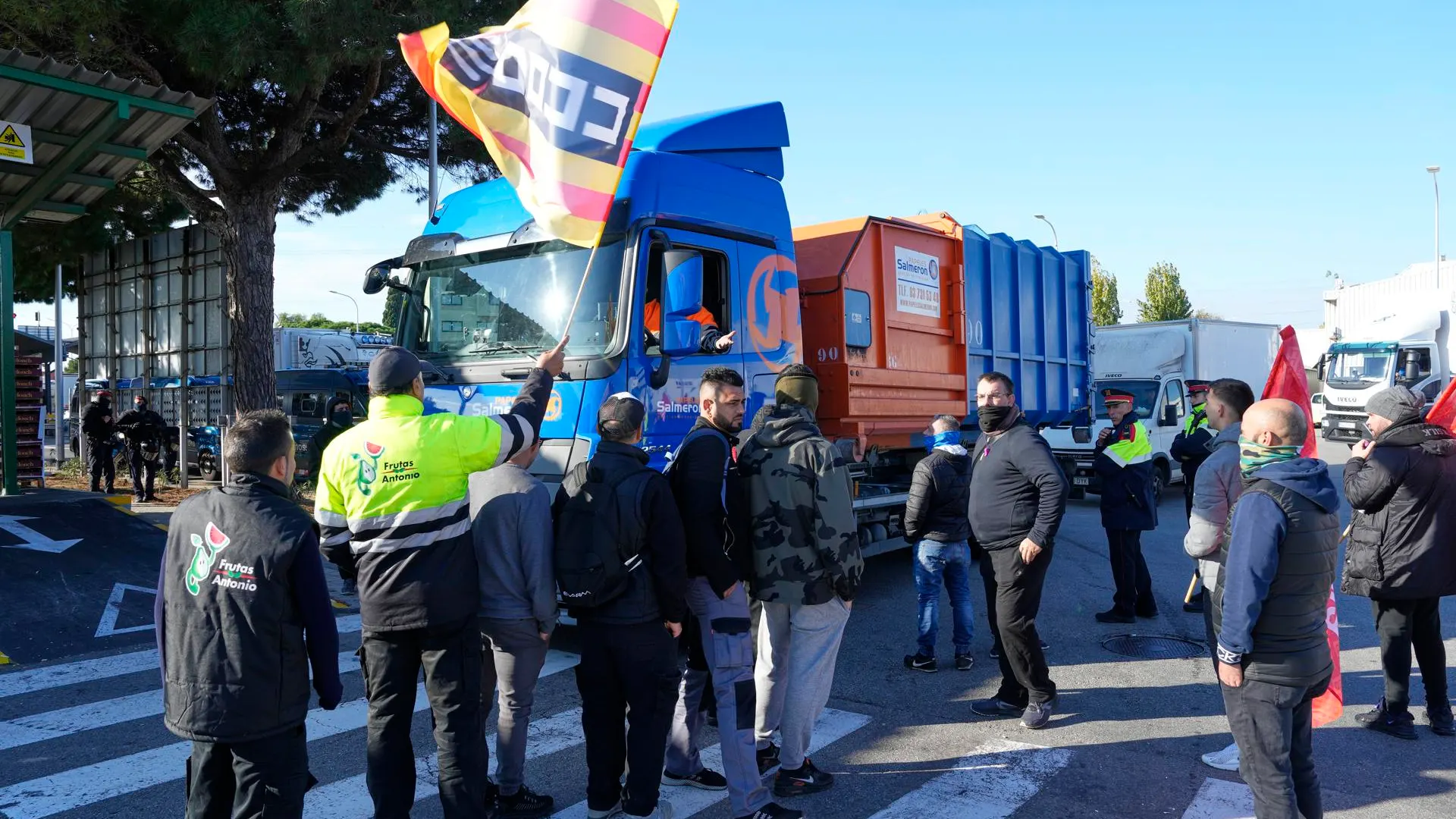 Piquetes bloquean los accesos a Mercabarna