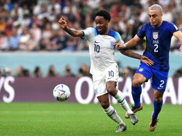 Sterling se lleva un balón ante Dest en el partido de fase de grupos del Mundial de Qatar