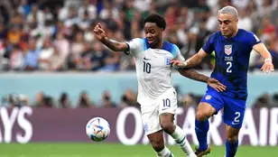 Sterling se lleva un balón ante Dest en el partido de fase de grupos del Mundial de Qatar