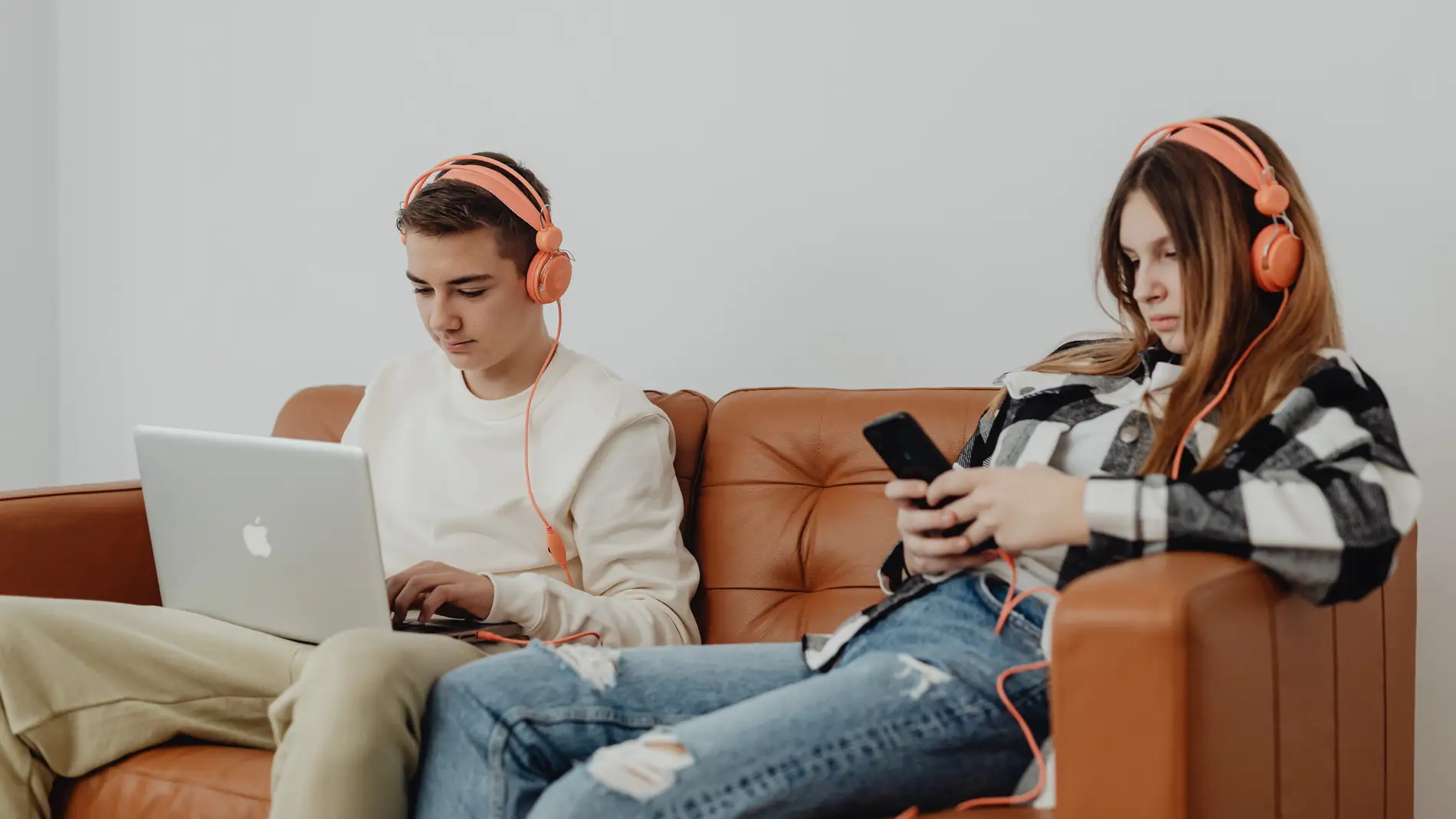 Una chica y un chico adolescentes