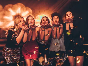 Cinco mujeres vestidas de fiesta. Cinco mujeres vestidas de fiesta.