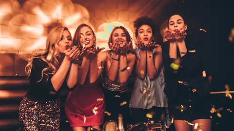 Cinco mujeres vestidas de fiesta. Cinco mujeres vestidas de fiesta.