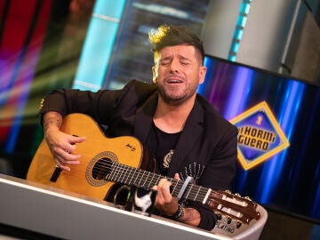 Pablo López canta
