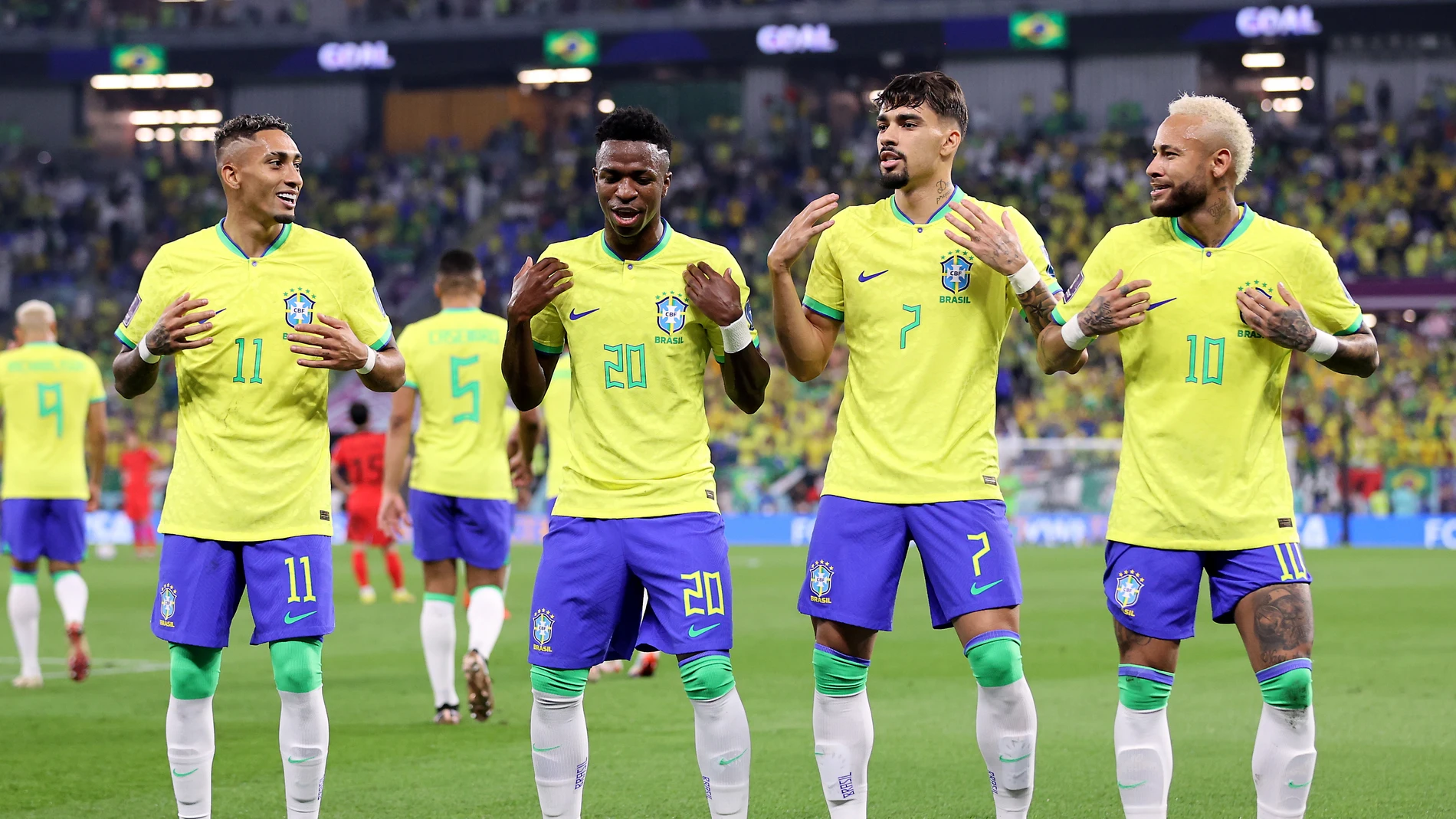 Los jugadores brasileños bailan tras marcar un gol a Corea del Sur