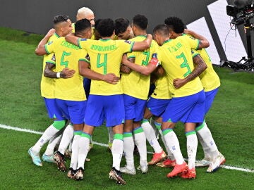 Brasil celebra uno de los 4 goles ante Corea del Sur en los octavos de final