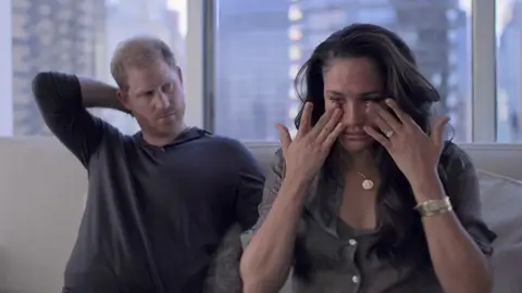 Meghan Markle y el príncipe Harry en su documental