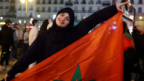 Aficionados marroquíes celebran la victoria en la madrileña Plaza del Sol Aficionados marroquíes celebran la victoria en la madrileña Plaza del Sol