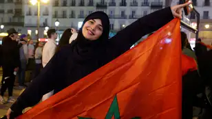 Aficionados marroquíes celebran la victoria en la madrileña Plaza del Sol