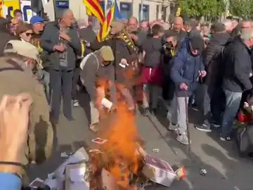 Queman papeles que simulan la Constitución al grito de "Govern dimissió" en la manifestación de la ANC en Barcelona Queman papeles que simulan la Constitución al grito de "Govern dimissió" en la manifestación de la ANC en Barcelona