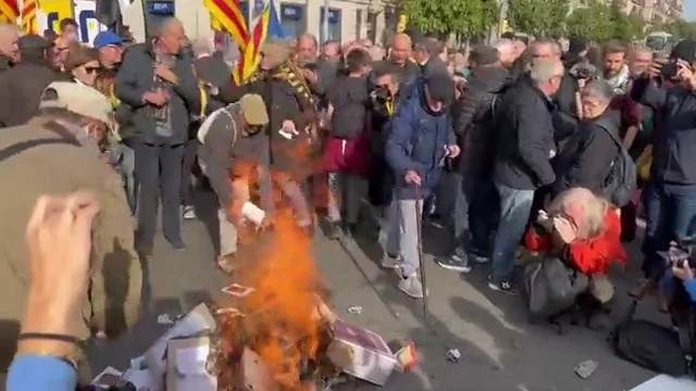 Queman papeles que simulan la Constituci&oacute;n al grito de "Govern dimissi&oacute;" en la manifestaci&oacute;n de la ANC en Barcelona