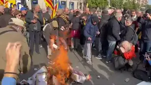 Queman papeles que simulan la Constitución al grito de "Govern dimissió" en la manifestación de la ANC en Barcelona