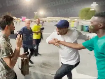 Momento de la agresión de Samuel Eto'o a un fan Momento de la agresión de Samuel Eto'o a un fan