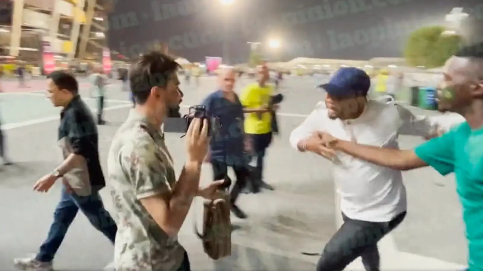 Momento de la agresión de Samuel Eto'o a un fan Momento de la agresión de Samuel Eto'o a un fan