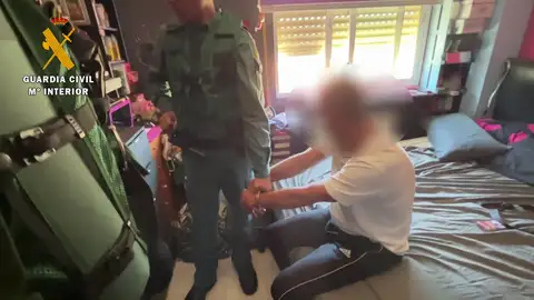 Detenido un francotirador que disparaba en una zona de viviendas y colegios en Villamediana, La Rioja Detenido un francotirador que disparaba en una zona de viviendas y colegios en Villamediana, La Rioja