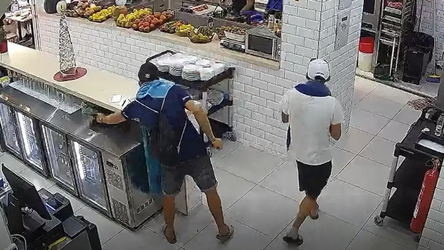 El momento del robo en un bar de Los Cristianos, en Tenerife El momento del robo en un bar de Los Cristianos, en Tenerife