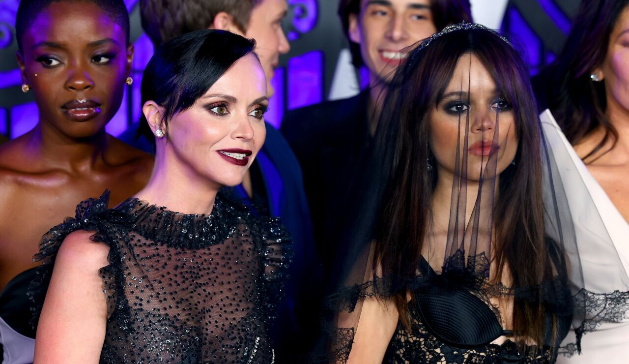 Christina Ricci y Jenna Ortega en el estreno de 'Miércoles'