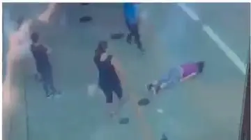 El impactante momento en el que una mujer muere súbitamente mientras hace ejercicio en Ecuador El impactante momento en el que una mujer muere súbitamente mientras hace ejercicio en Ecuador