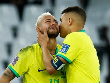 Neymar, consolado por Thiago Silva