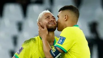 Neymar, consolado por Thiago Silva Neymar, consolado por Thiago Silva