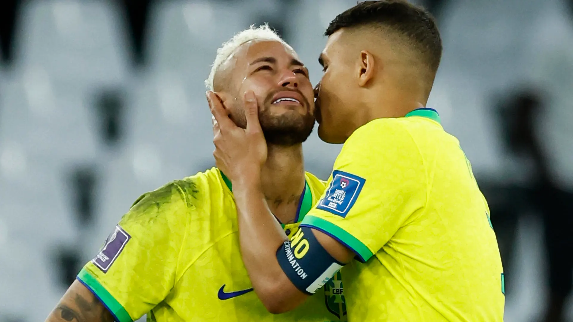 Neymar, consolado por Thiago Silva Neymar, consolado por Thiago Silva