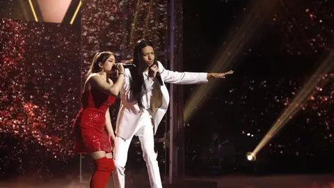 Laura Pausini realiza una actuación muy especial cantando ‘Volveré junto a ti’ con Ana y Sergio Laura Pausini realiza una actuación muy especial cantando ‘Volveré junto a ti’ con Ana y Sergio