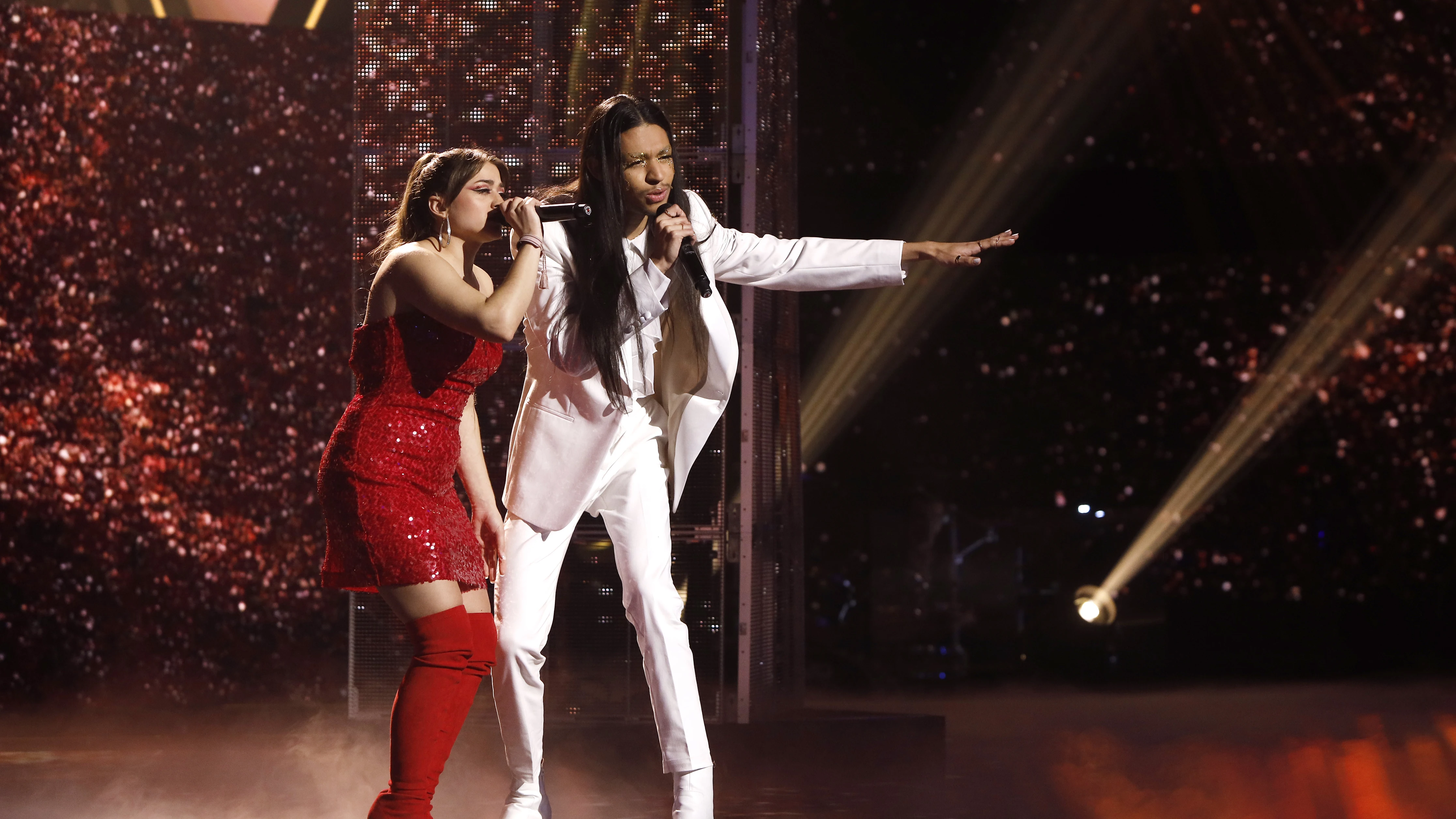 Laura Pausini realiza una actuación muy especial cantando ‘Volveré junto a ti’ con Ana y Sergio Laura Pausini realiza una actuación muy especial cantando ‘Volveré junto a ti’ con Ana y Sergio