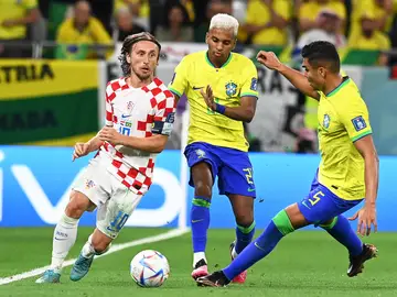 Modric y Rodrygo en la pugna por un balón Modric y Rodrygo en la pugna por un balón
