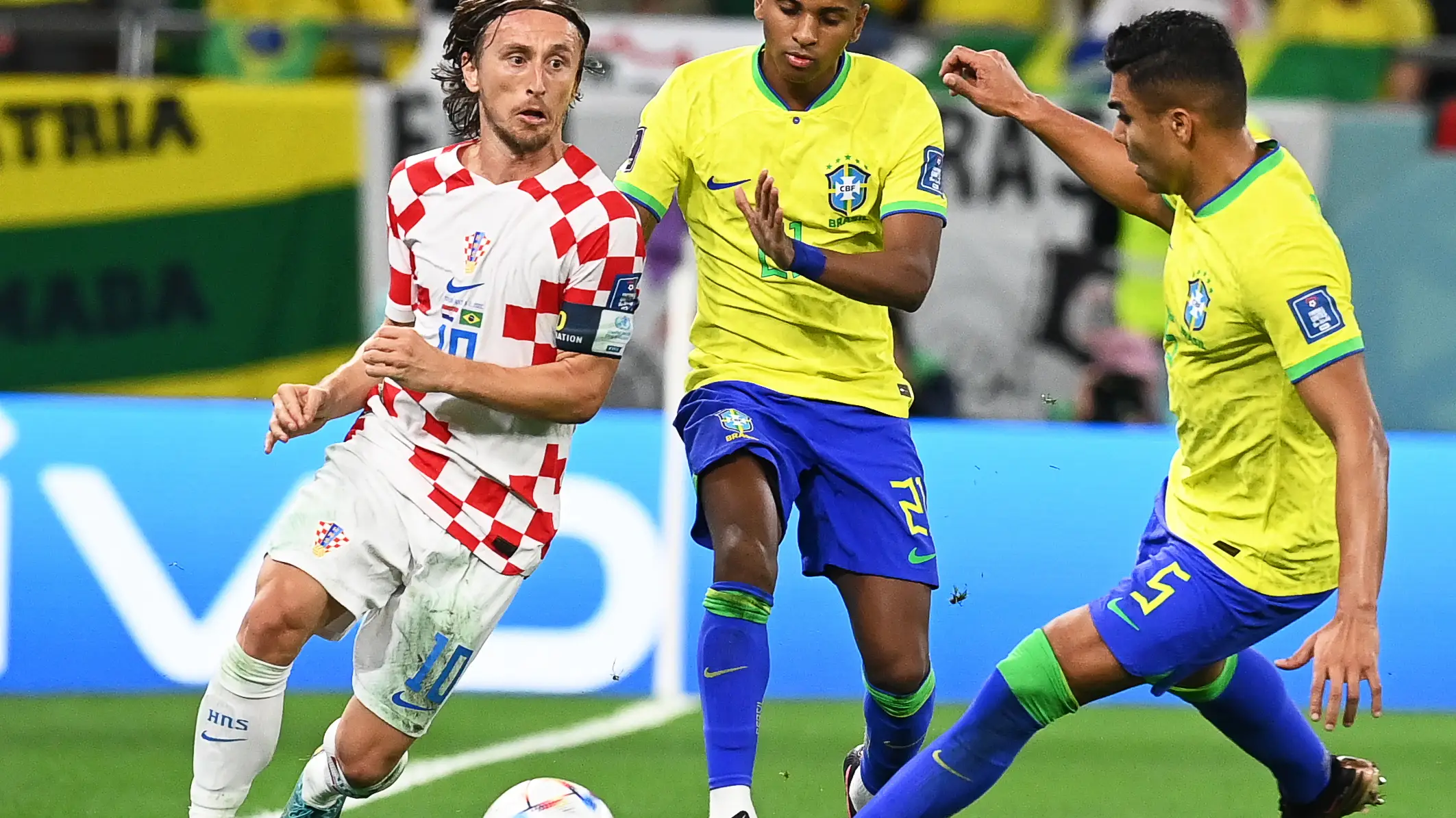 Modric y Rodrygo en la pugna por un balón Modric y Rodrygo en la pugna por un balón