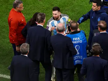 Messi se encara con Van Gaal al término del partido Messi se encara con Van Gaal al término del partido