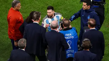 Messi se encara con Van Gaal al término del partido