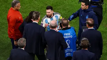 Messi se encara con Van Gaal al término del partido Messi se encara con Van Gaal al término del partido