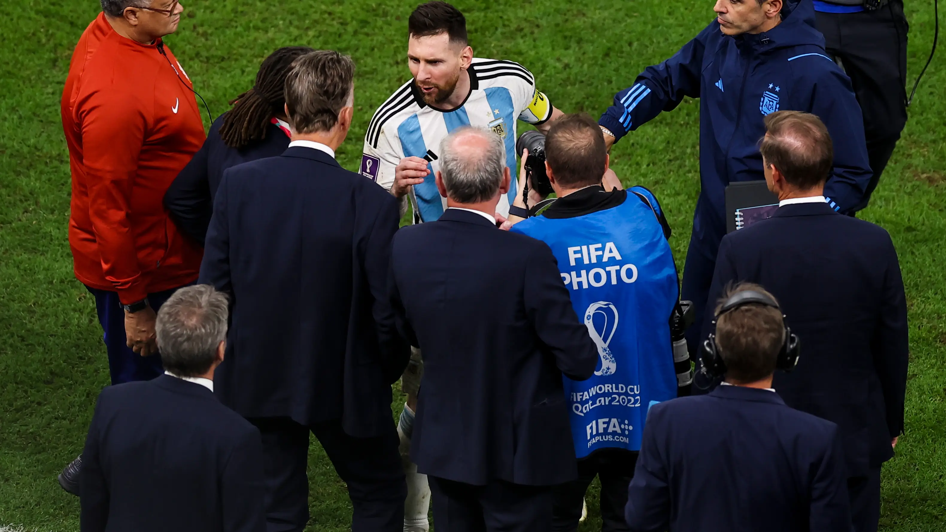Messi se encara con Van Gaal al t&eacute;rmino del partido