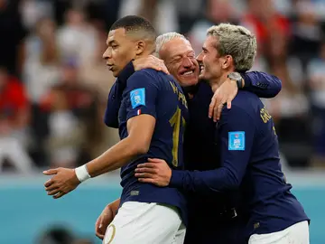 Mbappé, Griezmann y Deschamps celebran el pase a semifinales Mbappé, Griezmann y Deschamps celebran el pase a semifinales