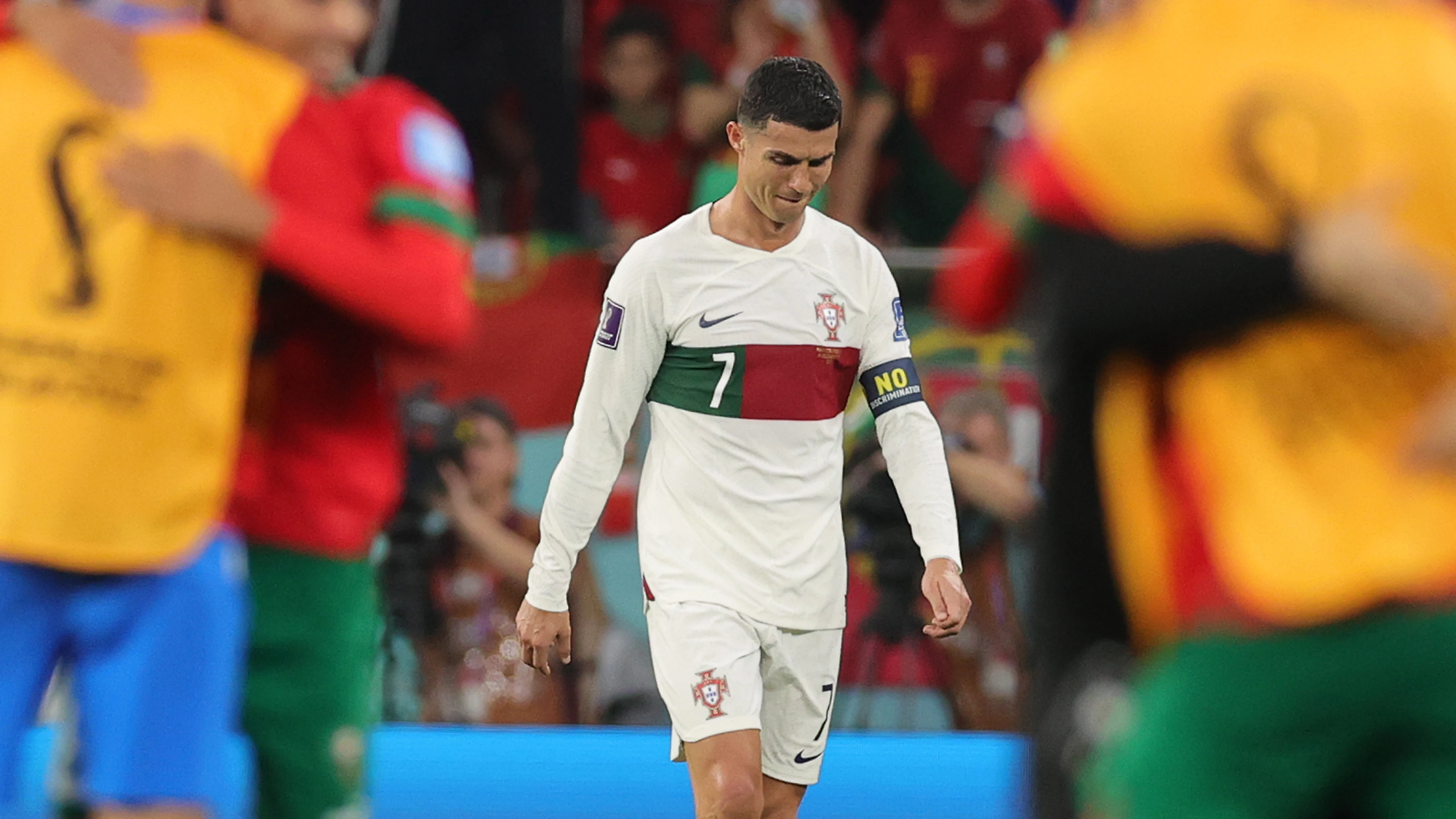 Cristiano se marcha desolado del terreno de juego tras caer eliminado ante Marruecos